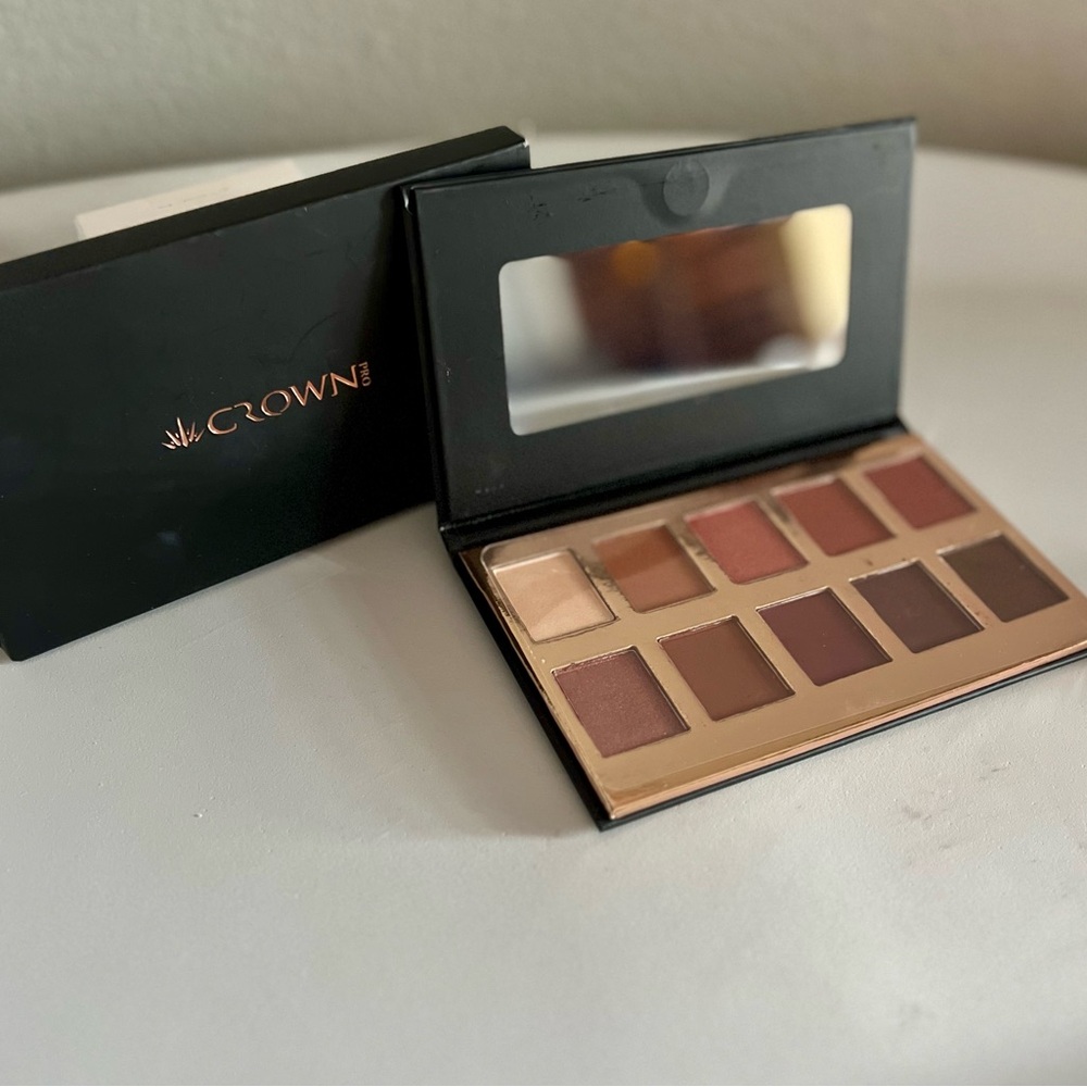 Crown Cream and Brown Eyeshadow Palette Versatile Shades